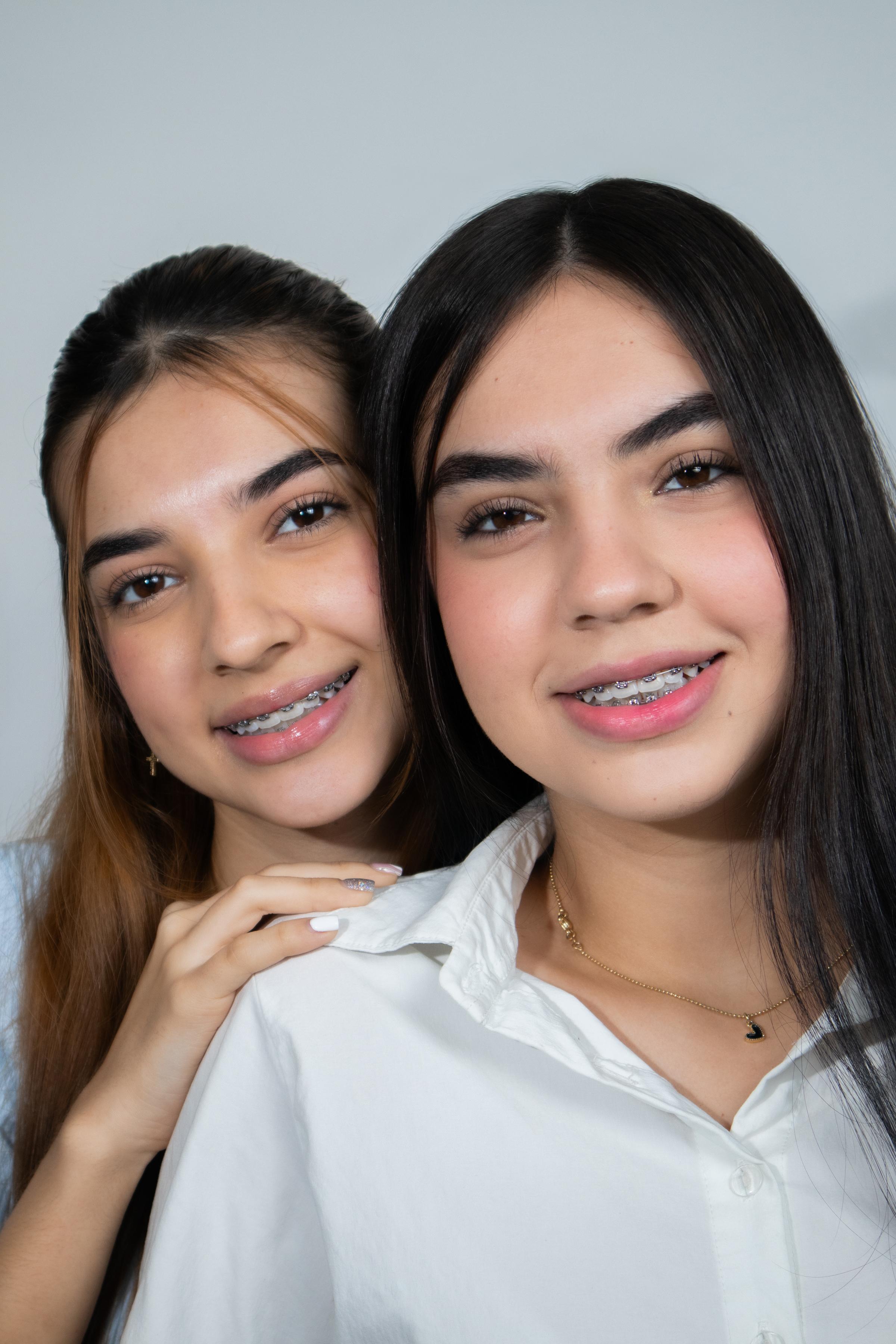 Pacientes sonriendo con brackets en la Clínica Karen Noreña